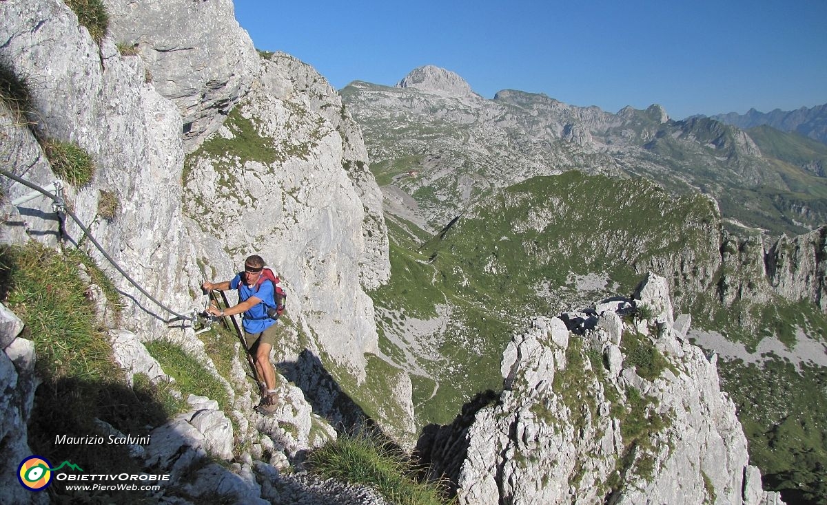 14 Si viaggia tra scalette, pioli, catene e cengie....JPG